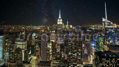 纽约天际线夜晚时光流逝。 曼哈顿中心夜幕降临的美好时光